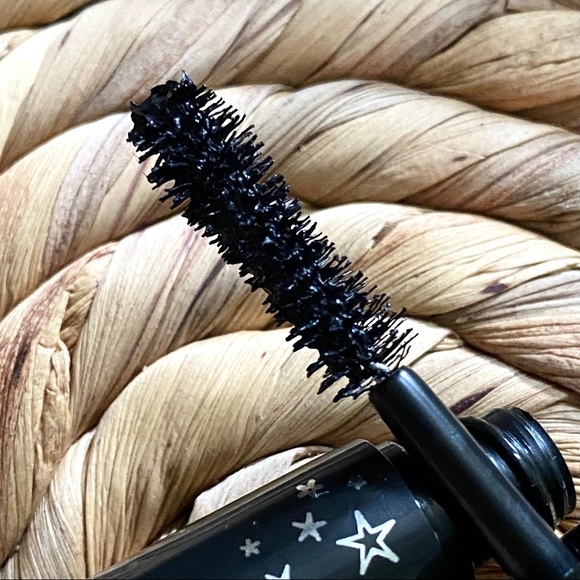 Wonderwand Intensely Volumising Mascara Black - Picture 4 of 5